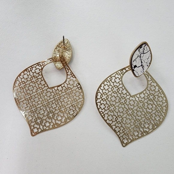 NWT White Howlite Wood Golden Teardrop Filigree Metal Earrings - Picture 5 of 7